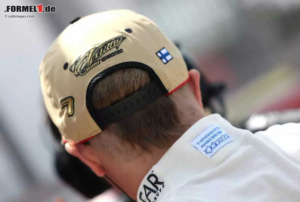 Foto zur News: Kimi Räikkönen trägt neuerdings Irokese, aber gesehen hat&#039;s noch niemand. Wir vermuten: Das peinlich berührte Lotus-PR-Team hat den "Iceman" gebeten, seine Kappe nicht mehr abzunehmen, bis die Haare nachgewachsen sind...