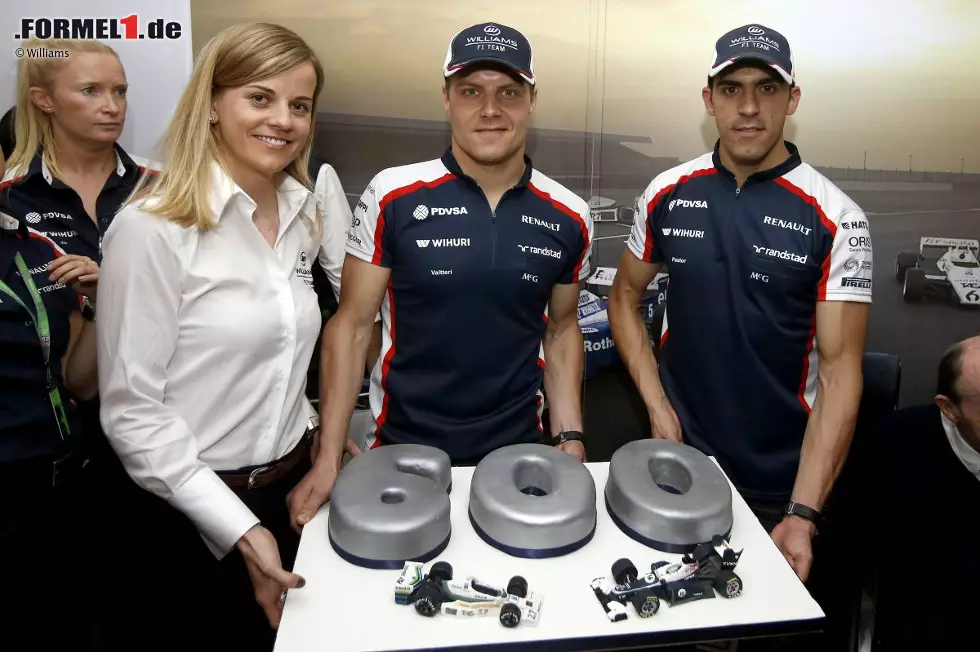 600. Grand Prix des Williams-Teams: Testfahrerin Susie Wolff, Valtteri Bottas und Pastor Maldonado gratulieren Sir Frank zum Jubiläum. Länger sind nur Ferrari und McLaren in der Formel 1. Als Geschenk sollte es aber bei der Torte bleiben - Punkte wurden am Sonntag nicht hinterher geliefert. Foto zur News: 600. Grand Prix des Williams-Teams: Testfahrerin Susie Wolff, Valtteri Bottas und Pastor Maldonado gratulieren Sir Frank zum Jubiläum. Länger sind nur Ferrari und McLaren in der Formel 1. Als Geschenk sollte es aber bei der Torte bleiben - Punkte wurden am Sonntag nicht hinterher geliefert.