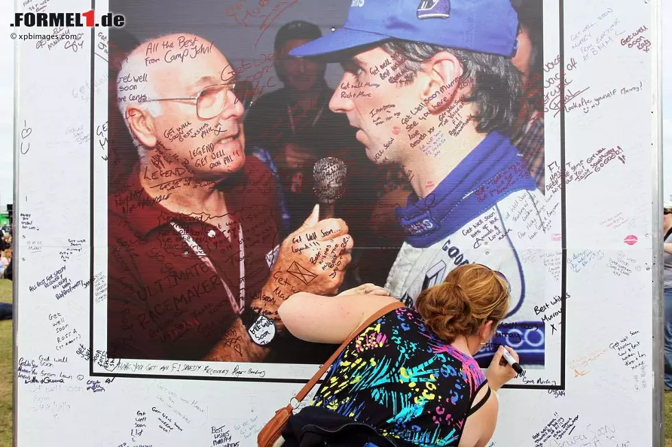 Foto zur News: Ein anderer fehlte dafür am Silverstone-Wochenende: Reporterlegende Murray Walker leidet an Lymphknotenkrebs und muss sich momentan einer Chemotherapie unterziehen. Die Fans wünschen dafür alles Gute. Walker ist sowieso unbesorgt: "Sie haben den Krebs früh entdeckt. Die Ärzte sagen, dass er gut heilbar ist." Wir schließen uns den Genesungswünschen natürlich an!