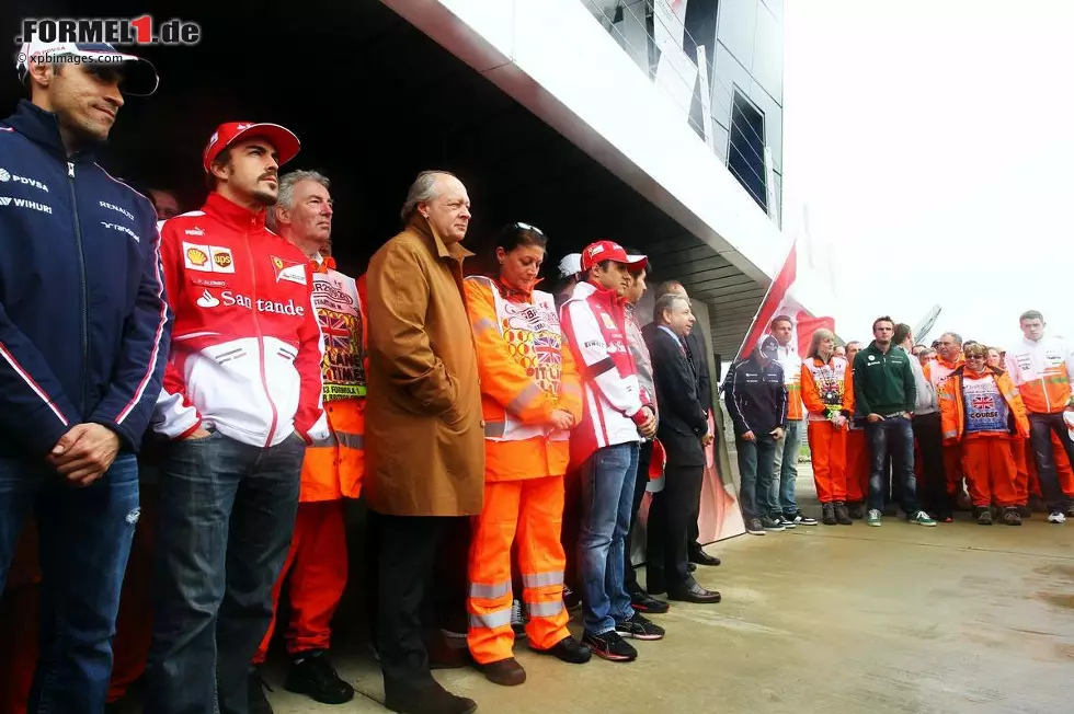 Foto zur News: Beim Grand Prix von Kanada kam bei einem tragischen Unfall der Streckenarbeiter Mark Robinson ums Leben. Rund um FIA-Präsident Jean Todt versammelten sich in Silverstone Fahrer, Teamchefs und Streckenposten, um Robinson mit einer Schweigeminute zu gedenken.