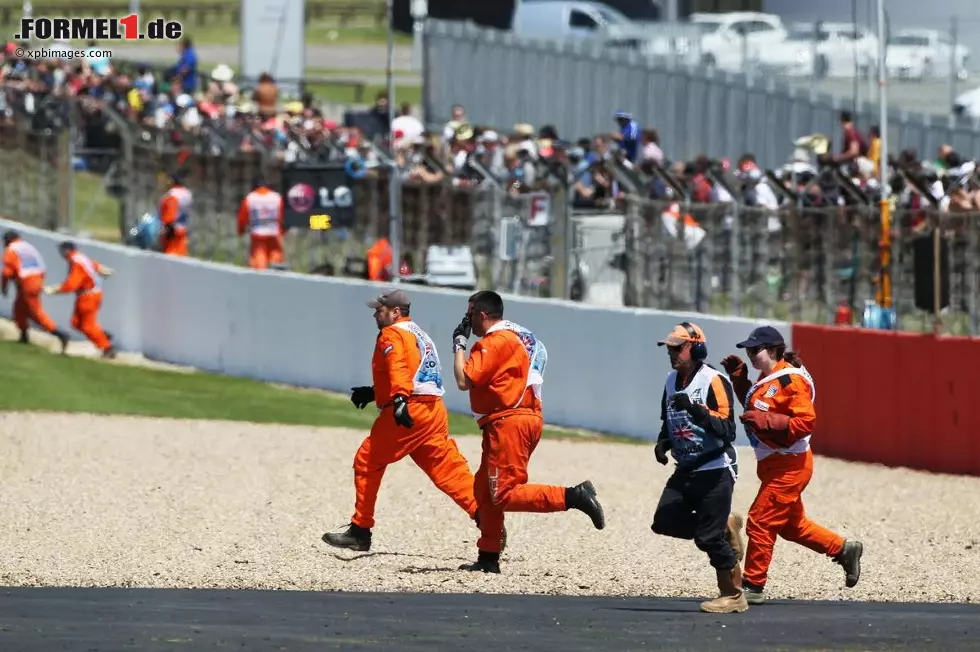 Foto zur News: Seine Kollegen hatten am Rennsonntag ja genug zu tun, als das Safety-Car auf die Strecke kam und hunderte kleine Reifenfetzen eingesammelt werden mussten. Aber kaum woanders auf der Welt sind die Marshalls so professionell und gut ausgebildet wie in Silverstone, dem "Home of British Motor Racing".