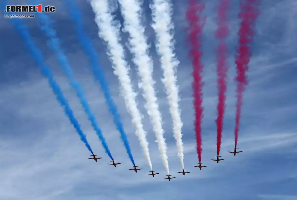 Foto zur News: Die Red Arrows sind das Kunstfliegerteam der Royal Air Force und sorgen vor dem britischen Grand Prix jedes Jahr für ein spektakuläres Rahmenprogramm. Bereits vor dem Wochenende hatten sie Lewis Hamilton in einem der Jets mitgenommen. Der meinte daraufhin nur: "Schon beeindruckend, was diese Jungs drauf haben!"