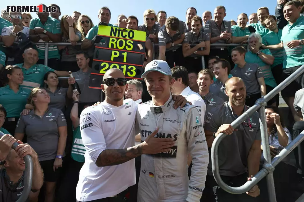Foto zur News: Beeindruckend auch, was Nico Rosberg drauf hat! Während Hamilton weiterhin auf seinen ersten Sieg auf Mercedes warten muss, hat der Deutsche nach Monaco nun schon Saisonsieg Nummer zwei in der Tasche. Und das ausgerechnet bei Hamiltons Heimspiel! Aber Gelegenheit zur Revanche hat der Brite schon am kommenden Wochenende auf dem Nürburgring.