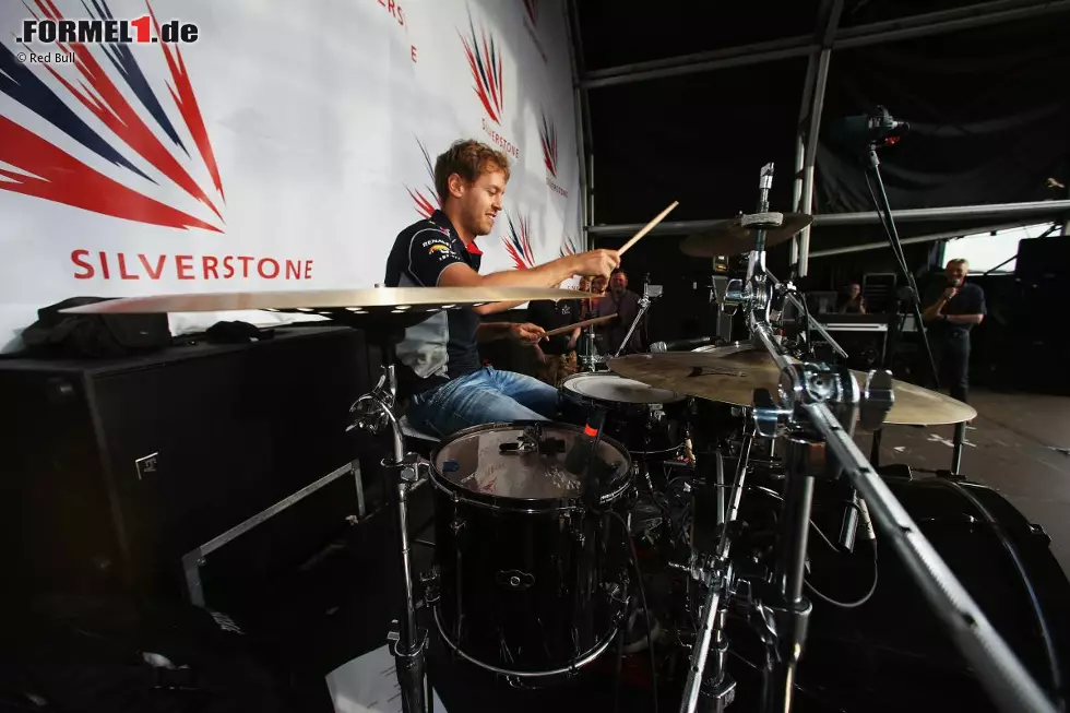 Foto zur News: Aber da hatte sowieso jeder gute Laune, sogar Sebastian Vettel, dem ein paar Stunden zuvor ein sicher scheinender Sieg durch die Finger geglitten war. Der Red-Bull-Pilot, vor seinem Heimrennen immer noch WM-Leader, schnappte sich die Drums und trommelte vor sich hin. Beim letzten Auftritt dieser Art im Jahr 2011 hatte er noch auf der E-Gitarre "Smoke on the Water" geklimpert.
