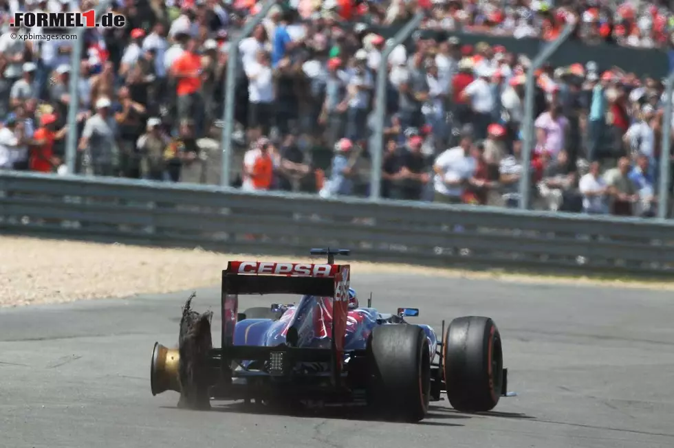 Daily Mail (Großbritannien): "Sick and tyred: Die Pirelli-Krise verschärft sich, als Hamilton, Massa, Vergne und Perez Reifenplatzer erleiden." Foto zur News: Daily Mail (Großbritannien): "Sick and tyred: Die Pirelli-Krise verschärft sich, als Hamilton, Massa, Vergne und Perez Reifenplatzer erleiden."