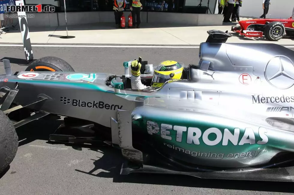 Kurier (Österreich): "Die Fahrt über die Ziellinie konnte der Sieger des Großen Preises von Großbritannien nicht genießen. Nico Rosberg war unter Druck. 52 Runden und 306,198 Kilometer lang - und erst recht auf den allerletzten Metern des Rennens in Silverstone. Alles andere als gesprächig präsentierte sich Sebastian Vettel. Dem Weltmeister platzte zwar nicht der Reifen, aber dennoch beinahe der Kragen. Der 25-jährige Deutsche hatte das Rennen von der Spitze weg diktiert, ehe zehn Runden vor dem Ende der fünfte Gang im Red Bull streikte." Foto zur News: Kurier (Österreich): "Die Fahrt über die Ziellinie konnte der Sieger des Großen Preises von Großbritannien nicht genießen. Nico Rosberg war unter Druck. 52 Runden und 306,198 Kilometer lang - und erst recht auf den allerletzten Metern des Rennens in Silverstone. Alles andere als gesprächig präsentierte sich Sebastian Vettel. Dem Weltmeister platzte zwar nicht der Reifen, aber dennoch beinahe der Kragen. Der 25-jährige Deutsche hatte das Rennen von der Spitze weg diktiert, ehe zehn Runden vor dem Ende der fünfte Gang im Red Bull streikte."