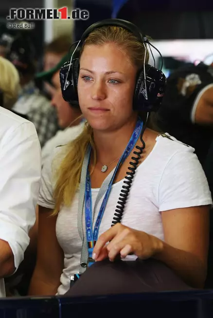 Foto zur News: Und Angelique Kerber wäre sicher lieber anstelle von Sabine Lisicki in Wimbledon auf dem Center-Court gestanden, anstatt auf dem Nürburgring Sebastian Vettel die Daumen zu drücken.