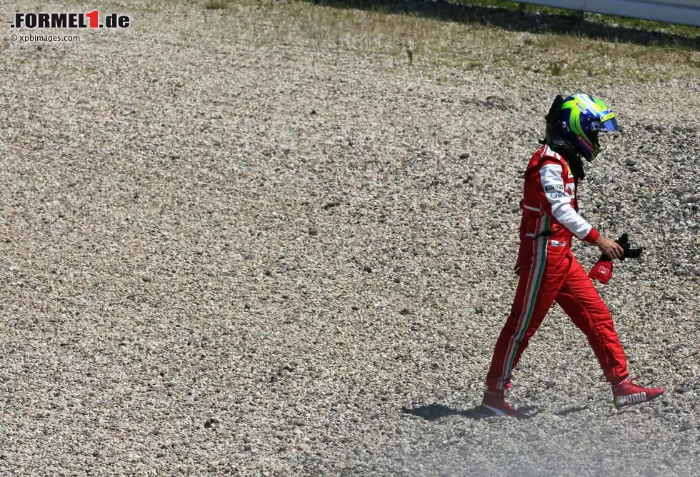 Foto zur News: Nach einem erneut unnötigen Fahrfehler steht Felipe Massa bei Ferrari zunehmend unter Druck. Sein Vertrag läuft am Jahresende aus. Hat dieses Bild schon Symbolcharakter?