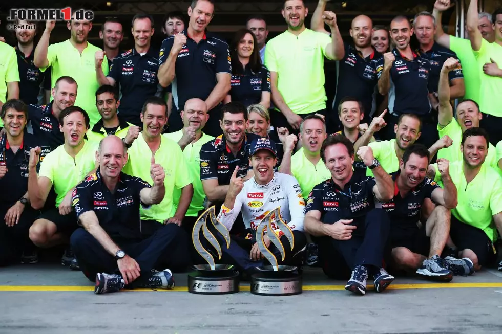 Foto zur News: Solche Sorgen hat er nicht: Sebastian Vettel feiert seinen ersten Sieg in Deutschland mit Adrian Newey, Christian Horner und dem Rest des Teams. Nur Mark Webber fehlt. Aber egal: Im Juli zu Hause gewonnen - so hat "Super-Seb" mit einem Schlag gleich zwei schwarze Flecken auf seiner ansonsten blütenweißen Weste ausgelöscht!