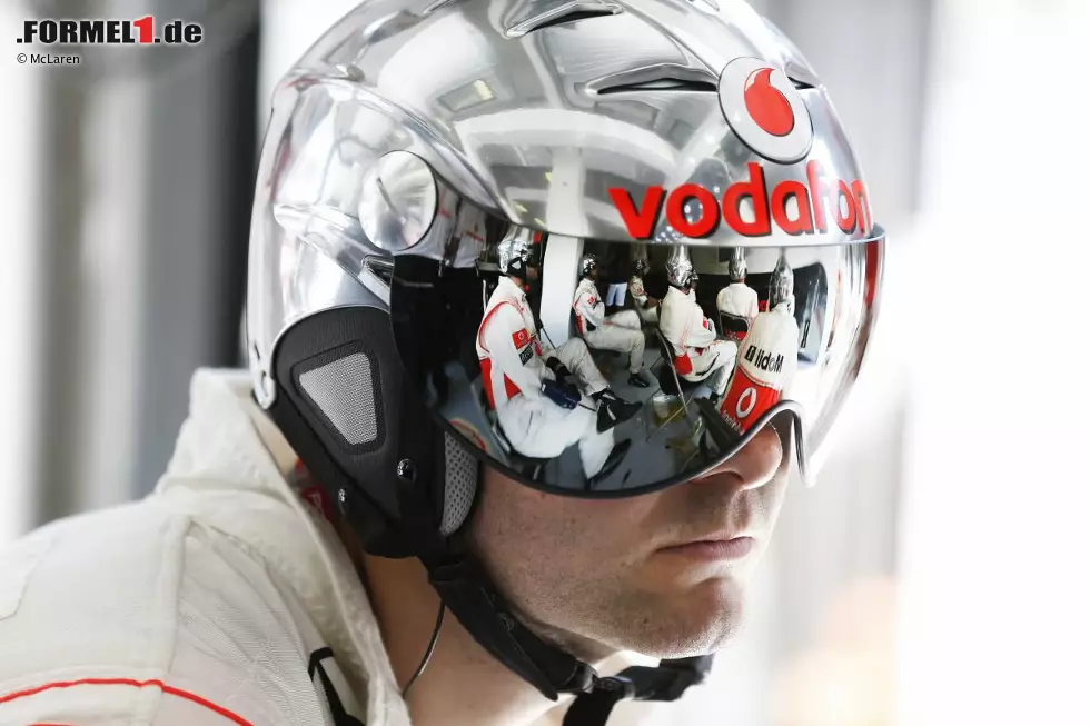 Foto zur News: Spacig: McLaren hat definitiv die auffälligsten Helme für die Mechaniker.