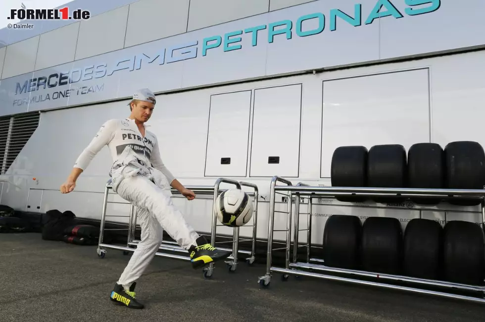 Nico Rosberg ist das alles egal: Der Mercedes-Star ist fit wie ein Turnschuh und spielt noch mit Physio Daniel Fußball, während andere schon im Stehen schwitzen. Foto zur News: Nico Rosberg ist das alles egal: Der Mercedes-Star ist fit wie ein Turnschuh und spielt noch mit Physio Daniel Fußball, während andere schon im Stehen schwitzen.