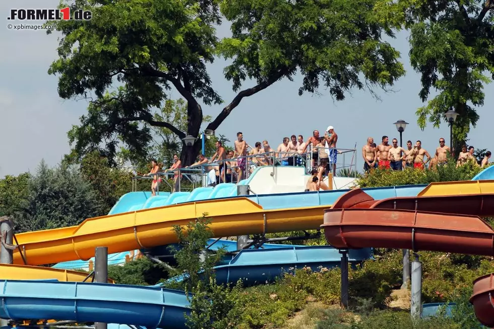 Wegen der Hitzewelle erfreute sich der Wasserpark am Hungaroring großer Beliebtheit. Einmalig auf der Welt: von der Wasserrutsche aus den Formel-1-Autos zusehen. Foto zur News: Wegen der Hitzewelle erfreute sich der Wasserpark am Hungaroring großer Beliebtheit. Einmalig auf der Welt: von der Wasserrutsche aus den Formel-1-Autos zusehen.