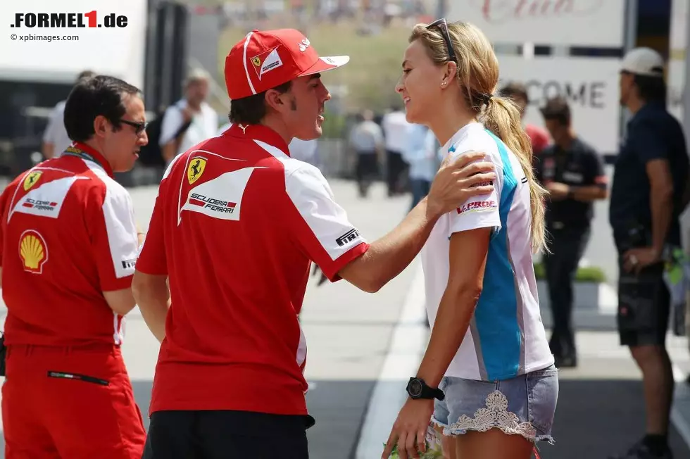 Fernando Alonso gibt seiner spanischen Landsfrau Carmen Jorda ein Küsschen, die seit 2012 in der Nachwuchsserie GP3 im Rahmen der Formel 1 fährt und von der Königsklasse träumt. Alonso wurde am Sonntag Fünfter, während Jorda zumindest im ersten Rennen immerhin drei Konkurrenten hinter sich lassen konnte und Platz 22 belegte. Foto zur News: Fernando Alonso gibt seiner spanischen Landsfrau Carmen Jorda ein Küsschen, die seit 2012 in der Nachwuchsserie GP3 im Rahmen der Formel 1 fährt und von der Königsklasse träumt. Alonso wurde am Sonntag Fünfter, während Jorda zumindest im ersten Rennen immerhin drei Konkurrenten hinter sich lassen konnte und Platz 22 belegte.