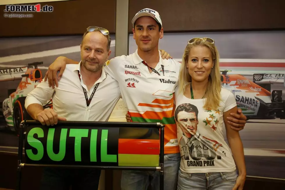 Und noch ein "Runder": 100. Grand Prix von Adrian Sutil, wegen eines Hydraulikproblems leider schon nach ein paar Runden wieder vorbei. Im Bild mit Manager Manfred Zimmermann und seiner Freundin Jennifer Becks. Foto zur News: Und noch ein "Runder": 100. Grand Prix von Adrian Sutil, wegen eines Hydraulikproblems leider schon nach ein paar Runden wieder vorbei. Im Bild mit Manager Manfred Zimmermann und seiner Freundin Jennifer Becks.