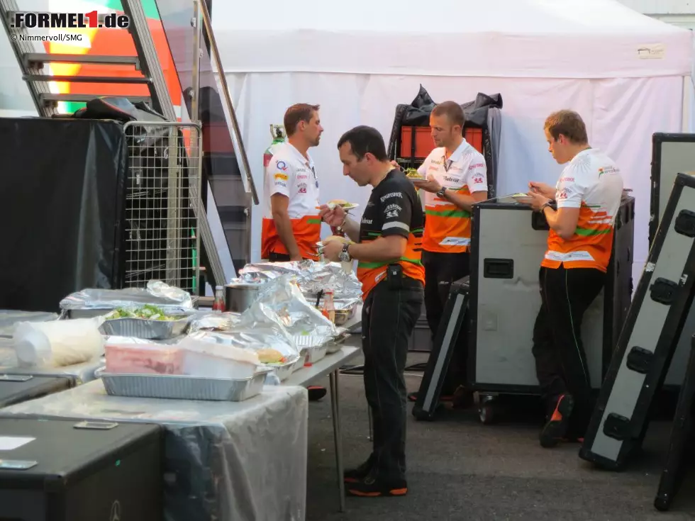 Für die hungrigen Mechaniker gibt's nach dem Rennen nur noch die Reste, die die VIPs übrig gelassen haben. Aber besser als nichts, denken sich die Jungs von Force India, und stärken sich nach einem anstrengenden Wochenende für die lange Heimreise. Foto zur News: Für die hungrigen Mechaniker gibt's nach dem Rennen nur noch die Reste, die die VIPs übrig gelassen haben. Aber besser als nichts, denken sich die Jungs von Force India, und stärken sich nach einem anstrengenden Wochenende für die lange Heimreise.