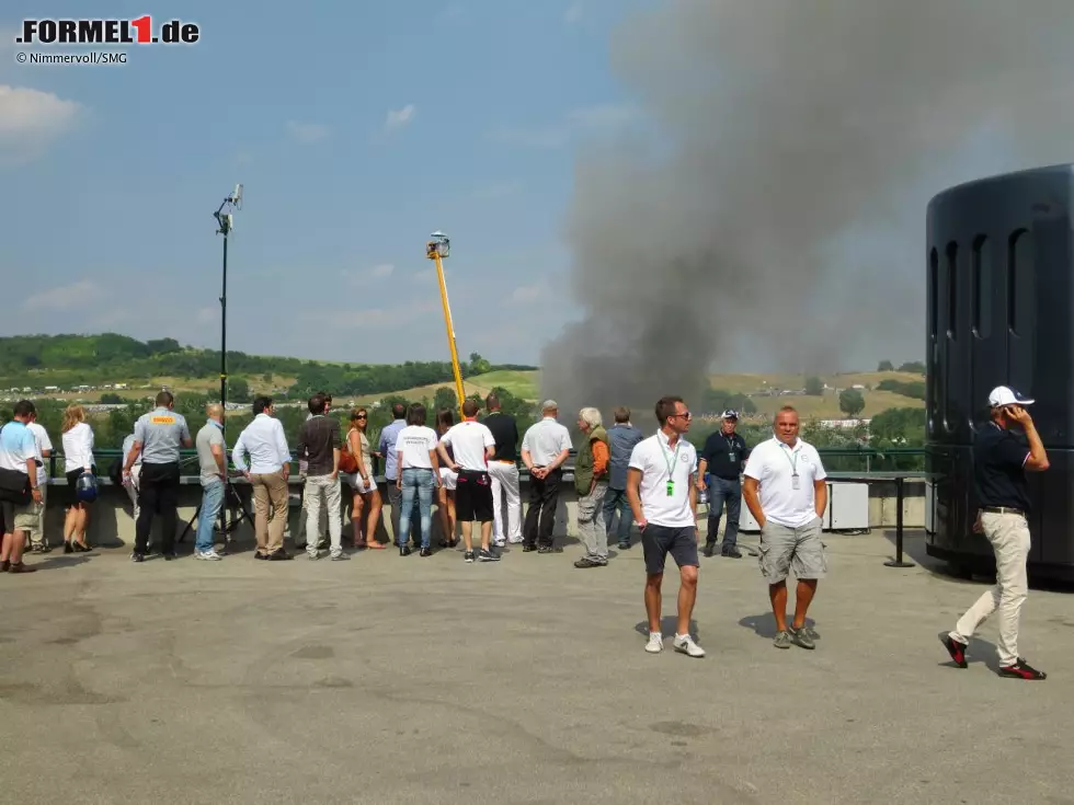 Große Aufregung im Paddock, als in der Nähe von Bernie Ecclestones Motorhome plötzlich eine schwarze Rauchwolke aufsteigt. Foto zur News: Große Aufregung im Paddock, als in der Nähe von Bernie Ecclestones Motorhome plötzlich eine schwarze Rauchwolke aufsteigt.