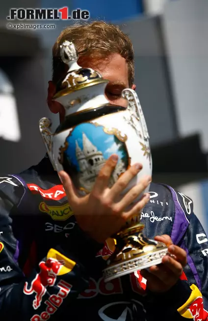 Foto zur News: Sebastian Vettel legt großen Wert auf seine Pokale, und eigentlich dachte er, dass es in Ungarn wieder den &quot;sechsbeinigen Hund&quot; eines Sponsors gibt, auf der er nicht sonderlich scharf ist. Als er dann auf dem Podium rausfand, dass 2014 wieder die klassischen Trophäen aus dem berühmten Herend-Porzellan vergeben werden, hätte er wohl doch am liebsten gewonnen.