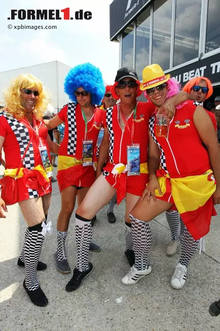 Wegen des Termins im Juli ist Ungarn ein klassischer "Holiday-Grand-Prix" - und die Fans haben sichtlich Spaß daran. Foto zur News: Wegen des Termins im Juli ist Ungarn ein klassischer "Holiday-Grand-Prix" - und die Fans haben sichtlich Spaß daran.