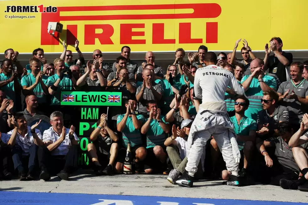 Neue Zürcher Zeitung (Schweiz): "Der zehnte von 19 WM-Läufen 2013 hat für Hamilton wie für Mercedes auch eine wichtige psychologische Bedeutung: Mit dem 22. Grand-Prix-Sieg der Karriere brachte sich der Brite aus eigener Kraft wieder ins Titelrennen, er liegt 46 Punkte hinter Spitzenreiter Sebastian Vettel zurück. Vor allem aber gewann er nach einer schwierigen Anfangsphase in Ungarn endlich das Vertrauen seines neuen Rennstalls." Foto zur News: Neue Zürcher Zeitung (Schweiz): "Der zehnte von 19 WM-Läufen 2013 hat für Hamilton wie für Mercedes auch eine wichtige psychologische Bedeutung: Mit dem 22. Grand-Prix-Sieg der Karriere brachte sich der Brite aus eigener Kraft wieder ins Titelrennen, er liegt 46 Punkte hinter Spitzenreiter Sebastian Vettel zurück. Vor allem aber gewann er nach einer schwierigen Anfangsphase in Ungarn endlich das Vertrauen seines neuen Rennstalls."
