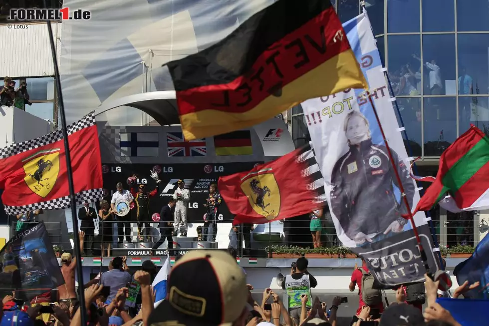 Foto zur News: Le Monde (Frankreich): "Von der Pole-Position aus fuhr Hamilton ein perfektes Rennen von Anfang bis Ende, während sich Räikkönen in schöner Manier den Attacken Vettels widersetzte."