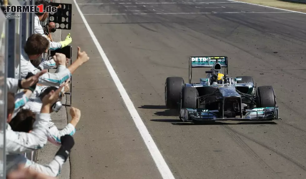 Foto zur News: The Sun (Großbritannien): &quot;Das war ein Sieg, an den noch nicht mal Lewis Hamilton selbst geglaubt hat. Dieser Sieg wird seine Kritiker ruhigstellen und ist umso beeindruckender, weil Mercedes den dreitägigen Test in Silverstone wegen der Reifenaffäre auslassen musste.&quot;