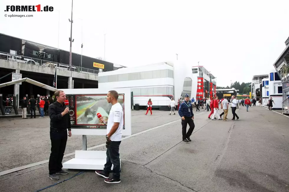 Foto zur News: Auch Lewis Hamilton ist inzwischen ein Medienprofi. Hier im Interview mit Ex-Formel-1-Pilot Martin Brundle.