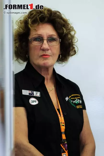 Besonderer Gast bei McLaren: Jan McLaren, die jüngere Schwester von Teamgründer Bruce, lässt sich den Grand Prix von Belgien nicht entgehen. Foto zur News: Besonderer Gast bei McLaren: Jan McLaren, die jüngere Schwester von Teamgründer Bruce, lässt sich den Grand Prix von Belgien nicht entgehen.