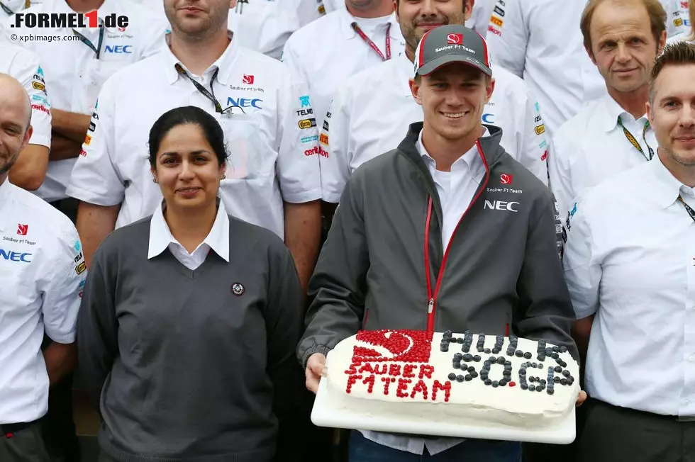 Nico Hülkenberg wird 50 Grands Prix alt: Der 26-Jährige, erstmals dabei in Bahrain 2010 (auf Williams), nimmt vom Sauber-Team die Gratulationen zum Jubiläum entgegen. Wir vermuten: Ein Gehaltsscheck wäre ihm lieber gewesen. Das Schweizer Team hat akute Finanzsorgen und ist mit seinen Zahlungen im Rückstand. Foto zur News: Nico Hülkenberg wird 50 Grands Prix alt: Der 26-Jährige, erstmals dabei in Bahrain 2010 (auf Williams), nimmt vom Sauber-Team die Gratulationen zum Jubiläum entgegen. Wir vermuten: Ein Gehaltsscheck wäre ihm lieber gewesen. Das Schweizer Team hat akute Finanzsorgen und ist mit seinen Zahlungen im Rückstand.