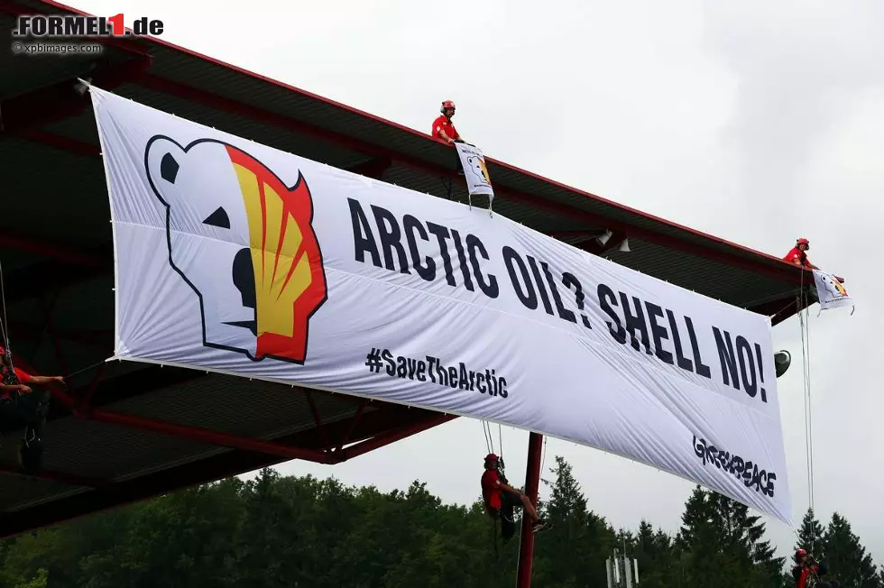 Foto zur News: Sorgen ganz anderer Art hat Event-Hauptsponsor Shell. Denn aus Protest gegen die Arktis-Erdölförderung des Unternehmens rollen Greenpeace-Aktivisten vor dem Start auf spektakuläre Weise ein mahnendes Banner aus.