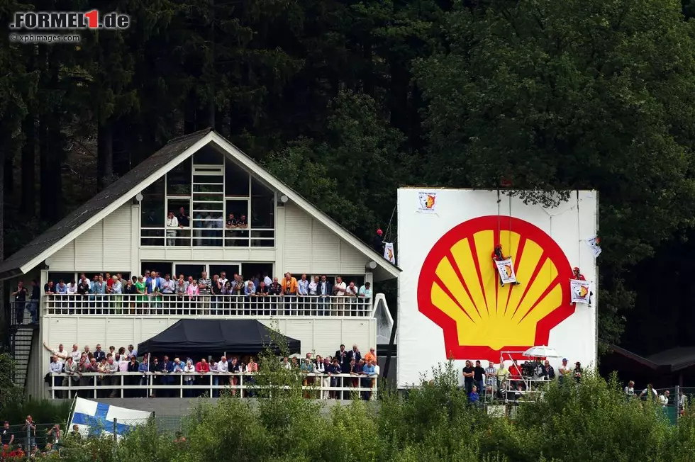 Foto zur News: Auch eine riesige Shell-Werbefläche im Bereich der legendären Senke Eau Rouge wird von den Umweltschützern gekapert.