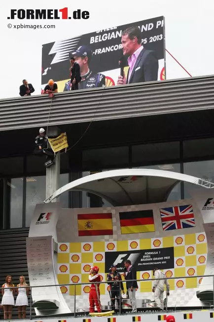 Foto zur News: Und selbst die Siegerehrung wird als Plattform missbraucht. "Ich verstehe nicht, warum alle buhen", wundert sich Sebastian Vettel. Fernando Alonso erkennt in dem Moment schon, weswegen die Zuschauer aufgebracht sind.