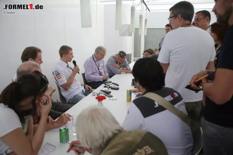 Foto zur News: "Gestatten, Sergei mein Name, ich bin neu hier!" Genosse Sirotkin, designierter Sauber-Paydriver für 2014 und gerade mal zarte 18 Jahre alt, hat noch Manieren: Bei seiner ersten großen Interviewrunde stellt er sich jedem einzelnen der anwesenden Journalisten mit Handschlag vor.
