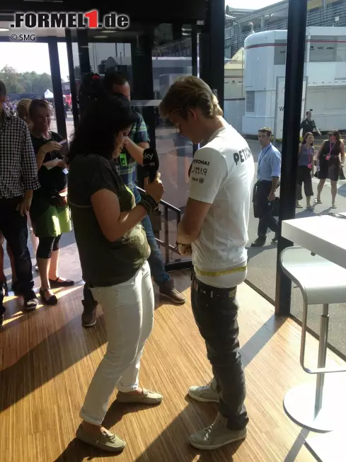 Foto zur News: Hose runter und Maßband angelegt! Nein, TV-Reporterin Tanja Bauer misst nicht das beste Stück von Nico Rosberg, sondern "nur" dessen Taillenumfang. Denn Red-Bull-Neuzugang Daniel Ricciardo soll für Adrian Neweys Cockpit angeblich etwas zu breite Hüften haben. "Zur Not", grinst der ehrgeizige Australier aber, "lasse ich mir die Knochen abhobeln! Nichts hält mich davon ab, in dieses Auto zu steigen." Drastische Maßnahmen, die Rosberg nicht nötig hat.