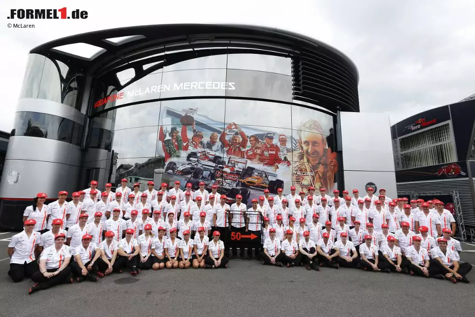 Foto zur News: Hamiltons Ex-Team McLaren hat indes Grund zum Feiern, und zwar das 50-jährige Firmenjubiläum. Dass die einstige Erfolgstruppe darauf lieber mit einem Sieg als mit den Plätzen zehn und zwölf angestoßen hätte, davon kann man ausgehen.