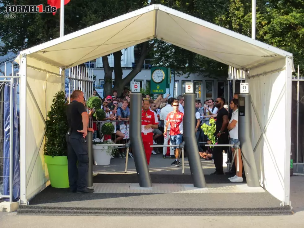 Foto zur News: Von all diesem Paddock-Glamour bekommen die "normalen" Fans natürlich nichts mit. Für sie ist vor dem streng bewachten Drehkreuz am Eingang Endstation.