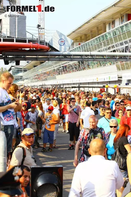 Foto zur News: Trotzdem kamen von Freitag bis Sonntag insgesamt 156.000 Zuschauer ins Autodromo Nazionale di Monza, über 90.000 davon zum Rennen. Obwohl auf der Haupttribüne noch hunderte Sitzplätze frei waren.