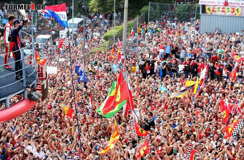 Das schönste Podium der Formel 1, besonders dann, wenn ein Ferrari-Fahrer mit oben steht: Nur in Monza feiern Sebastian Vettel & Co. die Siegerehrung auf einem Plateau, das in die Menschenmassen hineinragt. Gänsehaut pur! Foto zur News: Das schönste Podium der Formel 1, besonders dann, wenn ein Ferrari-Fahrer mit oben steht: Nur in Monza feiern Sebastian Vettel & Co. die Siegerehrung auf einem Plateau, das in die Menschenmassen hineinragt. Gänsehaut pur!