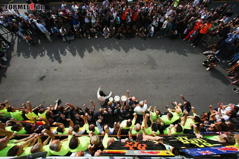 Auf dem Weg zum vierten WM-Titel: Red Bull feiert Sieger Vettel, Webbers Podium und wichtige Punkte im Kampf um die nächste Meisterschaft. Foto zur News: Auf dem Weg zum vierten WM-Titel: Red Bull feiert Sieger Vettel, Webbers Podium und wichtige Punkte im Kampf um die nächste Meisterschaft.