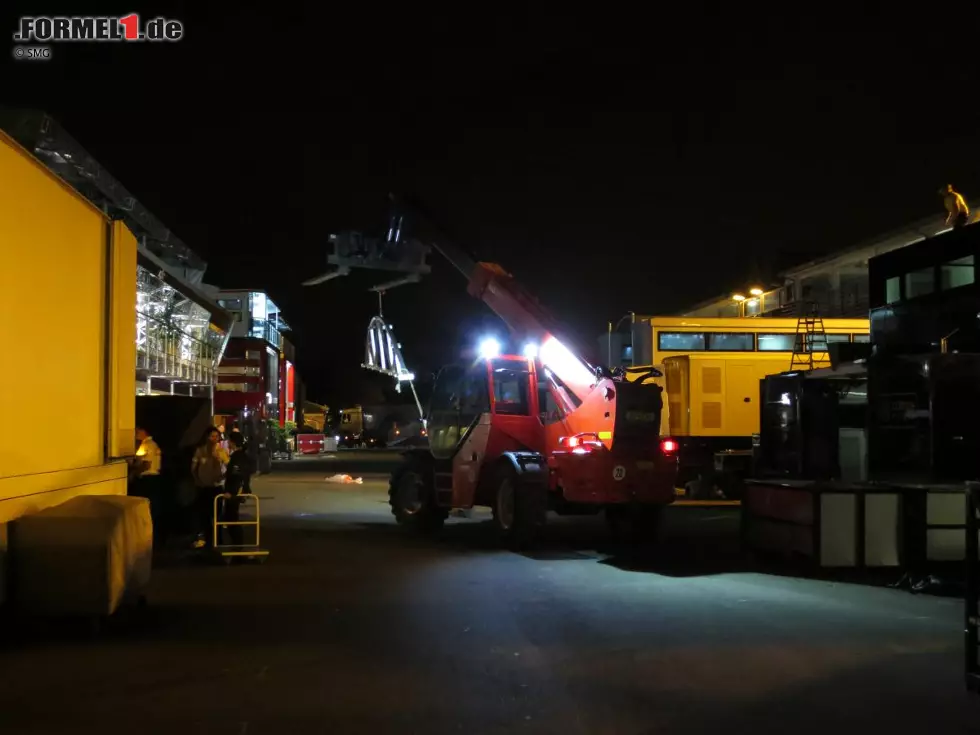 Wenn es am Sonntagabend dunkel wird, ist vom sonstigen Paddock-Glamour der Formel 1 nichts mehr zu spüren: Statt Schampus und Kaviar regieren dann Gabelstapler und Flutlicht, ... Foto zur News: Wenn es am Sonntagabend dunkel wird, ist vom sonstigen Paddock-Glamour der Formel 1 nichts mehr zu spüren: Statt Schampus und Kaviar regieren dann Gabelstapler und Flutlicht, ...