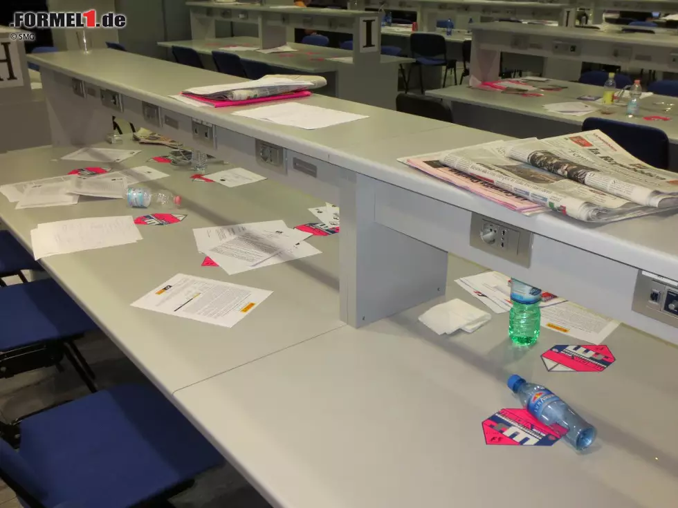 Wenn nur die Journalisten auch so ein ordentliches Volk wären: Die schreibende Zunft hinterlässt ein Chaos an den Schreibtischen im Medienzentrum, ... Foto zur News: Wenn nur die Journalisten auch so ein ordentliches Volk wären: Die schreibende Zunft hinterlässt ein Chaos an den Schreibtischen im Medienzentrum, ...