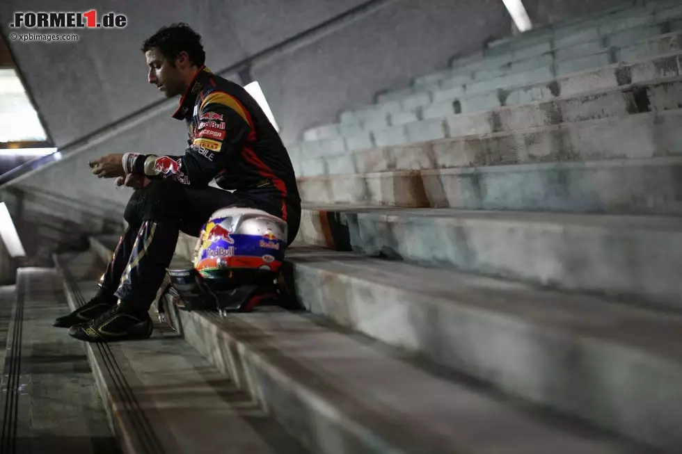 Foto zur News: Daniel Ricciardo nach seinem Ausrutscher bei der Tribünen-Unterführung. Wir fragen uns vor allem: Hatte der Toro-Rosso-Junior im Cockpit tatsächlich ein Handy dabei - oder womit spielt er auf diesem Foto sonst rum?