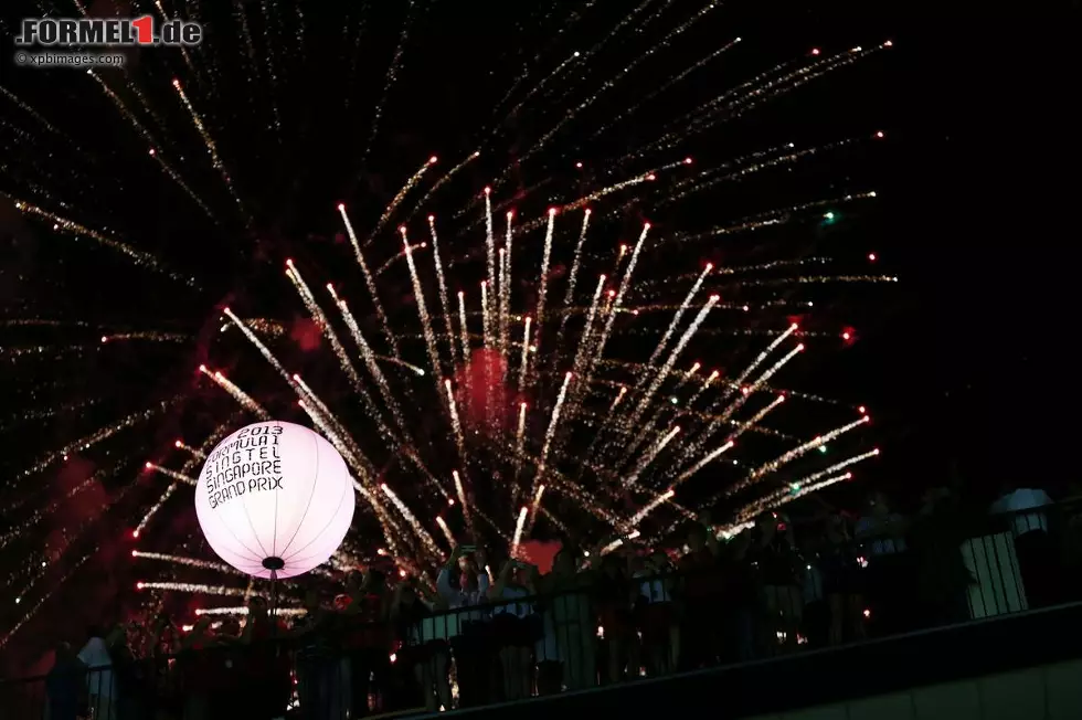 Foto zur News: Das gibt&#039;s nur in Singapur: Kaum ist Sieger Sebastian Vettel im Ziel, erleuchtet ein gigantisches Feuerwerk die City der Fünf-Millionen-Stadt. Der würdige Abschluss eines wieder einmal glamourösen Formel-1-Festivals!