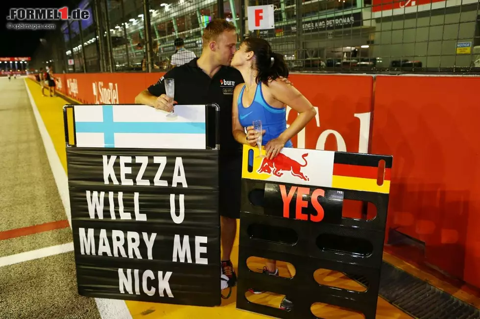 Hier ist die Liebe größer als zwischen den Mercedes-Teamkollegen: Via Boxentafel hält Lotus-Mechaniker Nick Hayes um die Hand von Kerry Arnold, einer Hospitality-Managerin in der Red-Bull-Energy-Station, an. Die Antwort kommt ebenfalls via Boxentafel: Yes! Foto zur News: Hier ist die Liebe größer als zwischen den Mercedes-Teamkollegen: Via Boxentafel hält Lotus-Mechaniker Nick Hayes um die Hand von Kerry Arnold, einer Hospitality-Managerin in der Red-Bull-Energy-Station, an. Die Antwort kommt ebenfalls via Boxentafel: Yes!