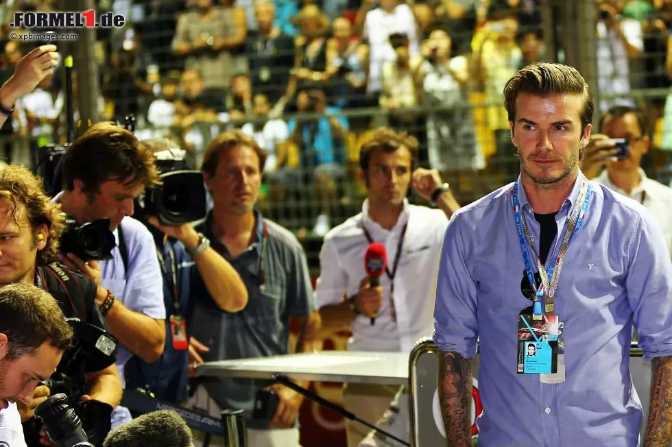 Foto zur News: Generell scheint Singapur Monte Carlo langsam den Rang abzulaufen, was die Promi-Dichte angeht. Einer der absoluten Superstars auf dem Grid: Kicker-Schönling David Beckham.
