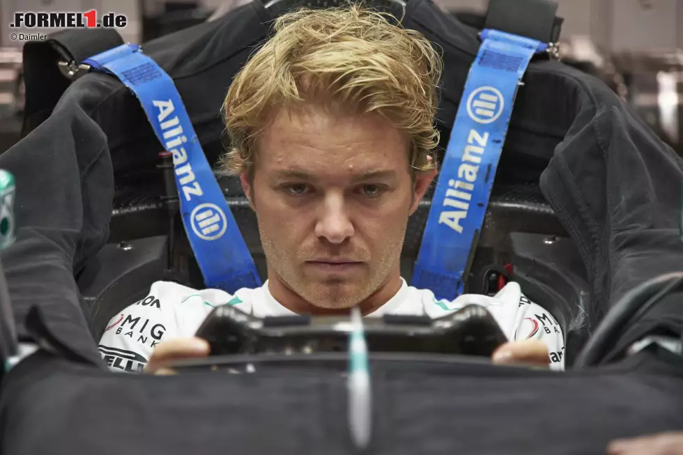 Voll konzentriert: Nico Rosberg, in Singapur und auf Stadtkursen generell immer stark unterwegs, geht optimistisch in Qualifying und Rennen. Foto zur News: Voll konzentriert: Nico Rosberg, in Singapur und auf Stadtkursen generell immer stark unterwegs, geht optimistisch in Qualifying und Rennen.