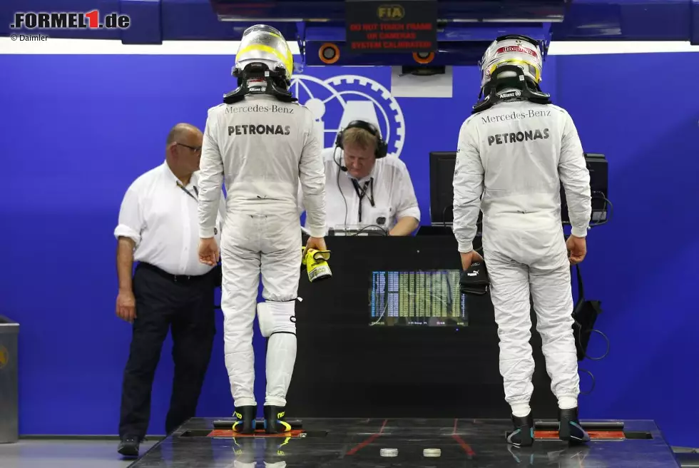 Und stiehlt seinem Teamkollegen die Show. Spätestens auf der FIA-Waage nach dem Qualifying muss Lewis Hamilton dämmern, dass Rosberg an diesem Wochenende schwer zu schlagen sein wird. Foto zur News: Und stiehlt seinem Teamkollegen die Show. Spätestens auf der FIA-Waage nach dem Qualifying muss Lewis Hamilton dämmern, dass Rosberg an diesem Wochenende schwer zu schlagen sein wird.