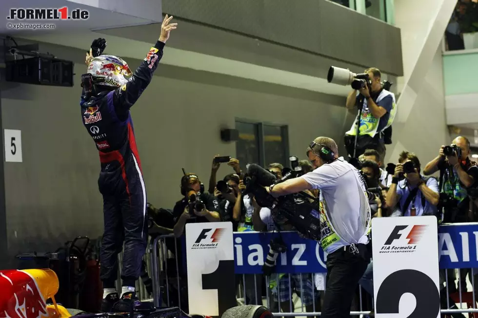 La Repubblica (Italien): "Nachdem er drei Weltmeisterschaften gewonnen hat, erscheint es lächerlich, Vettel mit seinen 25 Jahren als Sensation zu bezeichnen. Aber es ist so. Dieser Bursche ist nicht nur der stärkste Pilot, er könnte sogar zum stärksten Formel-1-Star aller Zeiten aufrücken. Wenn Vettel Alonso weiterhin so oft demütigt, wird der Spanier bald einen Psychiater brauchen. Und das nächste Jahr wird die Situation Alonsos im Team mit Räikkönen kompliziert werden." Foto zur News: La Repubblica (Italien): "Nachdem er drei Weltmeisterschaften gewonnen hat, erscheint es lächerlich, Vettel mit seinen 25 Jahren als Sensation zu bezeichnen. Aber es ist so. Dieser Bursche ist nicht nur der stärkste Pilot, er könnte sogar zum stärksten Formel-1-Star aller Zeiten aufrücken. Wenn Vettel Alonso weiterhin so oft demütigt, wird der Spanier bald einen Psychiater brauchen. Und das nächste Jahr wird die Situation Alonsos im Team mit Räikkönen kompliziert werden."