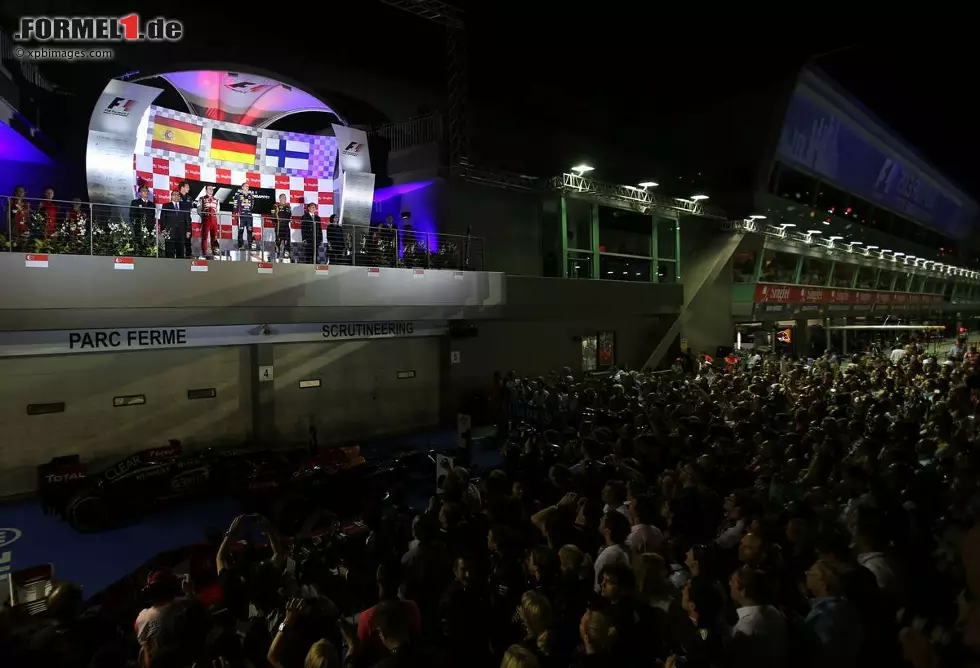Corriere della Sera (Italien): "Vettel bringt das Übliche einsame Rennen hinter sich. Red Bull hat jetzt die WM in der Hand. Hoffentlich wird es nicht mehr zu Pfiffen gegen einen sehr guten Piloten kommen, der den Verdienst hat, ein erschreckend schnelles Auto zu fahren. Man muss Mut haben, diesen Piloten nicht zu umjubeln, obwohl er gerade Geschichte schreibt." Foto zur News: Corriere della Sera (Italien): "Vettel bringt das Übliche einsame Rennen hinter sich. Red Bull hat jetzt die WM in der Hand. Hoffentlich wird es nicht mehr zu Pfiffen gegen einen sehr guten Piloten kommen, der den Verdienst hat, ein erschreckend schnelles Auto zu fahren. Man muss Mut haben, diesen Piloten nicht zu umjubeln, obwohl er gerade Geschichte schreibt."