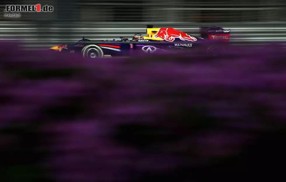 L'Equipe (Frankreich): "Nachteule Vettel. Ob Tag oder Nacht, Sebastian Vettel ist immer effektiv. Dies stellte er am Sonntag in Singapur unter Beweis. Vettel allein auf der Welt." Foto zur News: L'Equipe (Frankreich): "Nachteule Vettel. Ob Tag oder Nacht, Sebastian Vettel ist immer effektiv. Dies stellte er am Sonntag in Singapur unter Beweis. Vettel allein auf der Welt."