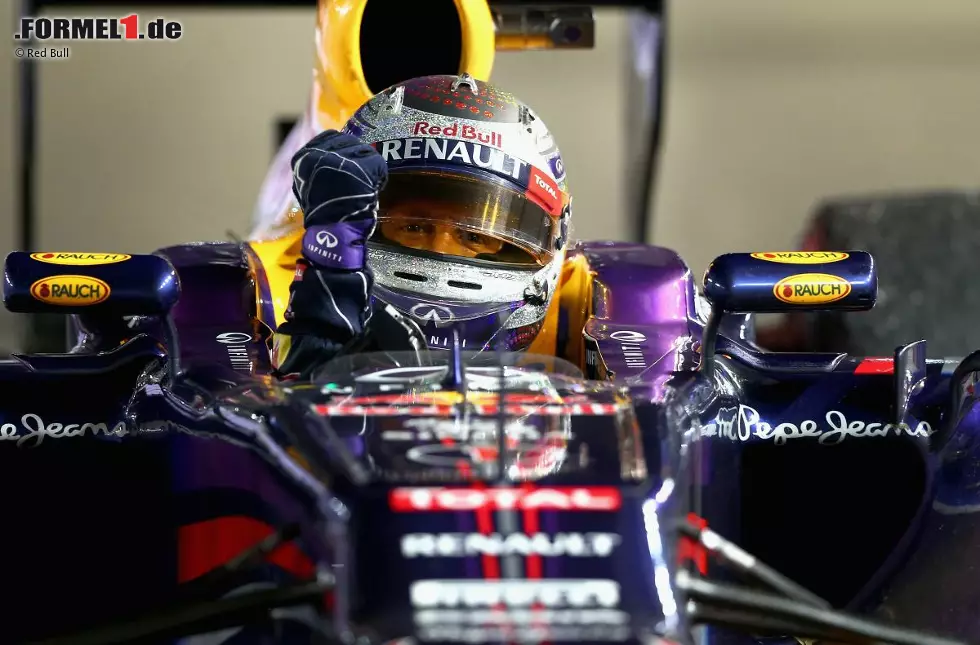 Kurier (Österreich): "Vettel knipst die WM-Lichter aus. Der Deutsche nutzt den Singapur-Grand-Prix zur Machtdemonstration. Die WM scheint entschieden. Alonso, Weltmeister von 2005 und 2006, droht am Vierfach-Weltmeister in spe zu zerbrechen. Mit Grand-Prix-Sieg Nummer 33 ist Vettel seit Sonntag auch der erfolgreichste aktive Formel-1-Fahrer." Foto zur News: Kurier (Österreich): "Vettel knipst die WM-Lichter aus. Der Deutsche nutzt den Singapur-Grand-Prix zur Machtdemonstration. Die WM scheint entschieden. Alonso, Weltmeister von 2005 und 2006, droht am Vierfach-Weltmeister in spe zu zerbrechen. Mit Grand-Prix-Sieg Nummer 33 ist Vettel seit Sonntag auch der erfolgreichste aktive Formel-1-Fahrer."